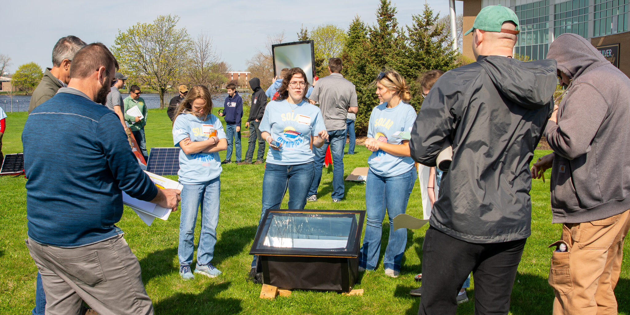 Mishicot HS students discuss a solar cooker with WPS judges.